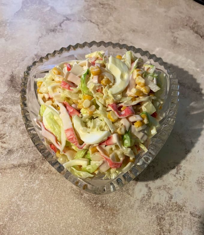 Салат з савойською капустою та крабовими паличками