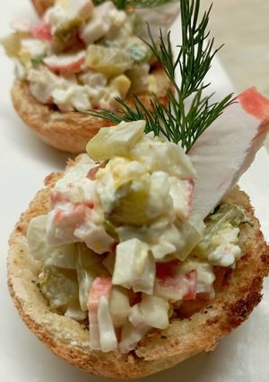 Хлібні тарталетки з крабовими паличками