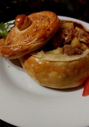 Їстівний горщик з картоплею та м'ясом