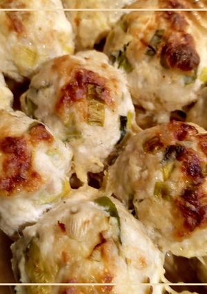 Індичі котлетки з кисломолочним сиром, апельсиновим перцем і цибулею порей