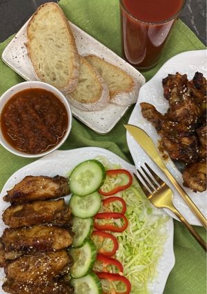 Ароматні курячі крильця, запечені у медово-соєвому соусі