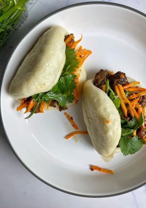 Азійські парові булочки бао з пряною свининою