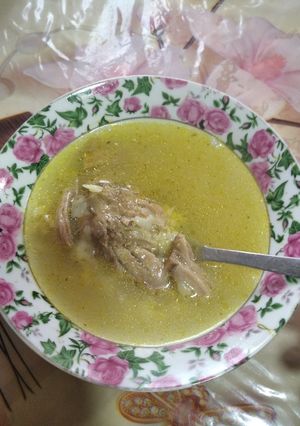 Бульйон з качкою і свинячою ніжкою