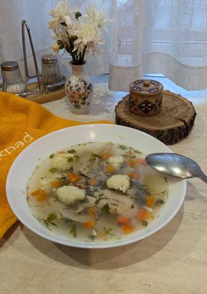 Бульйон з домашньою куркою і галушками