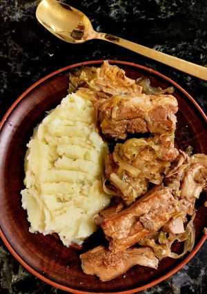 Бігос зі свіжої капусти, яловичини та ребер