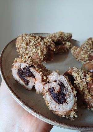 Вишукані м'ясні рулети з чорносливом в горіховій паніровці