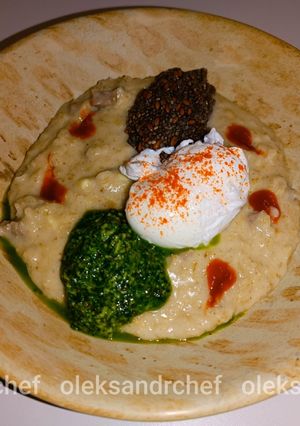 Вівсянка з телятиною, соусом песто та яйцем пашот/Oatmeal with veal and pesto sauce