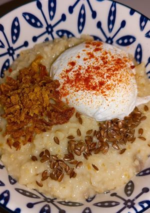 Вівсяна каша з бараниною та яйцем пашот