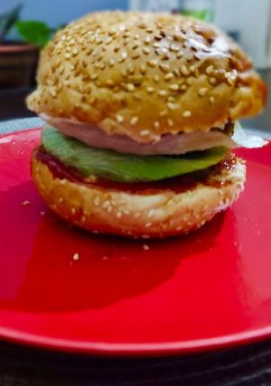 Гамбургер з котлетою із домашнього фаршу