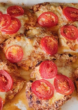 Відбивні з індички з моцарелою та томатами