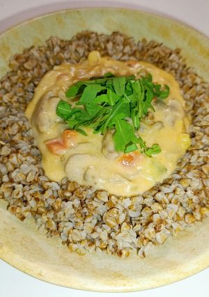 Гречана каша з підливою з індички