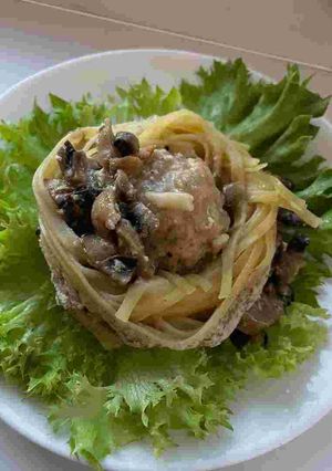 Гнізда з фаршем та шампіньйонами