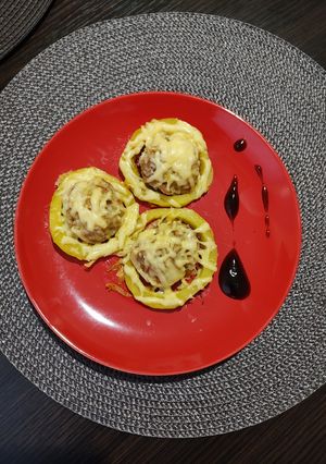 Гнізда кабачків з котлетою з фаршу асорті та рисом під сиром