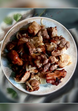 Гуляш зі свинини в мультипечі з цибулею