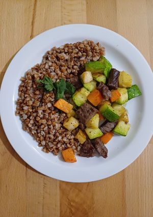 Гречка з яловичиною та овочами