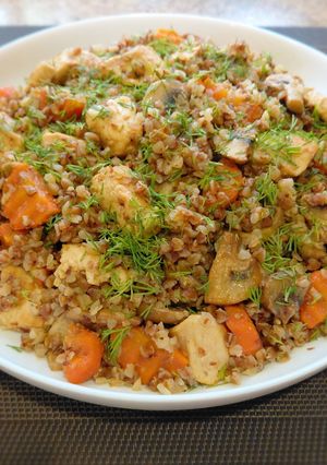 Гречка з підливою, грибами та куркою (на сковороді)