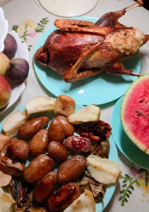 Гусак запечений з чорносливом і яблуками