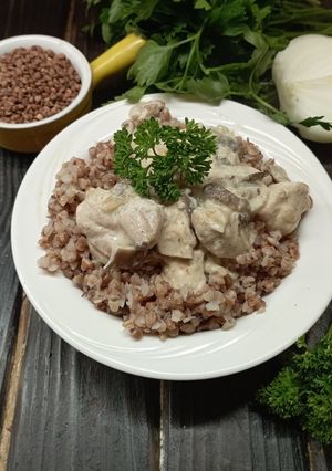 Гречка з підливою '' жульєн ''