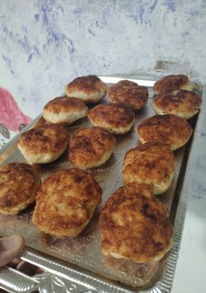 Домашні котлети з курячого фаршу без яєць з сухарями і цибулею