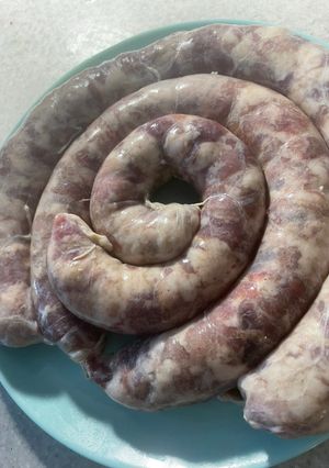 Домашня ковбаса зі свинини в натуральній оболонці