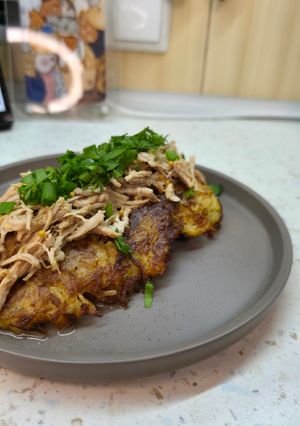 Деруни з м'ясом (рваною свининою)