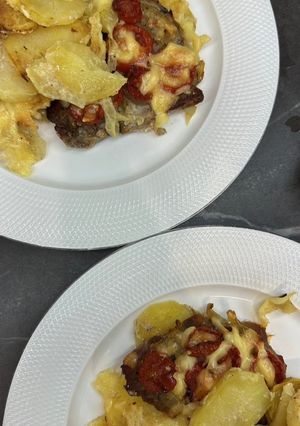 Запечена картопелька з мʼясом та томатами