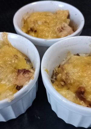 Запечена картопля з грибами, сиром і куркою