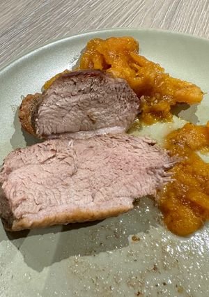 Запечена качина грудка з курагою