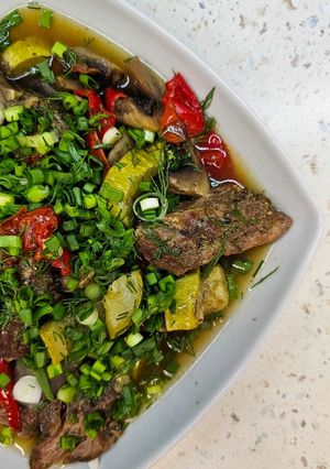 Запечена телятина з овочами. М'ясо тане у роті