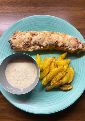 Запечений цукіні з мʼясом, картоплею та соусом