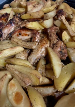 Запечені крила в медово-соєвому соусі з картоплею в духовці