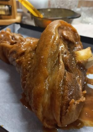 Запечена свиняча голяшка