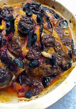 Запечена свиняча лопатка з сливами та овочами