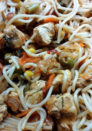 Запечені спагетті в томатному соусі з куркою і овочами