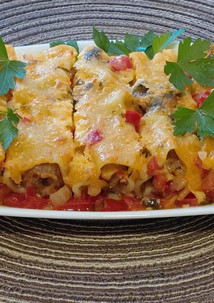 Канелоні з м'ясним фаршем, запечені під томатним соусом та сиром