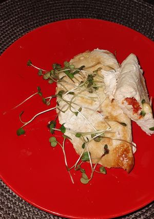 Кальцоне з курячим фаршем, помідорами та грибами