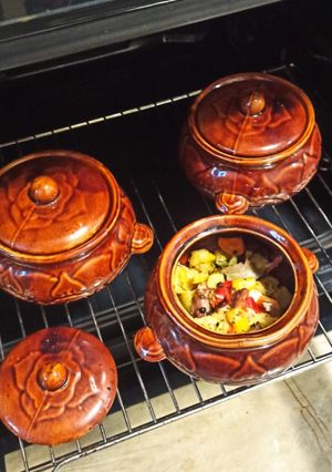 Картопля з філе курки або індички та овочами та грибами в горщиках в духовці