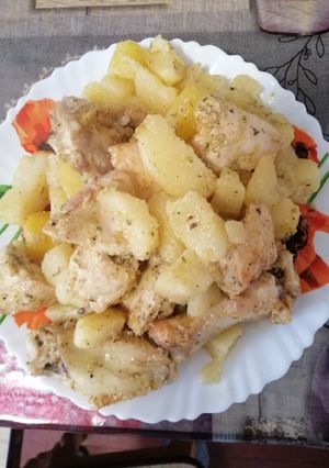 Картопля запечена з курячим м’ясом