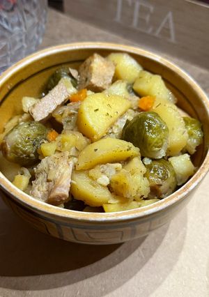 Картопля з овочами та мʼясом у гусятниці