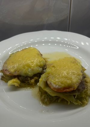 Капустяні «стейки» з фаршем, запечені у духовці