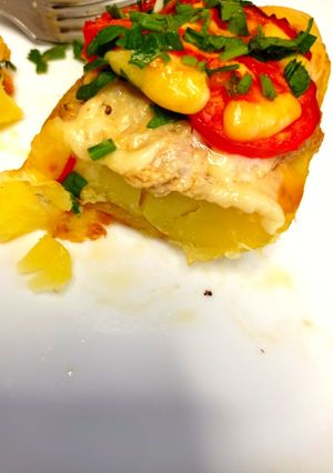 Картопляні кошики з м'ясом, сиром та помідорами