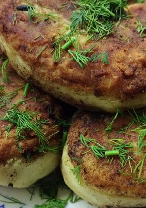 Картопляники з м'ясною начинкою та вершковою підливою