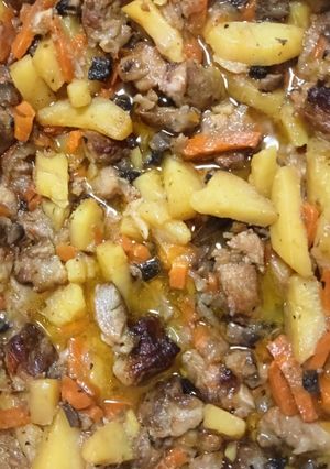 Картопля зі свининою та овочами в духовці