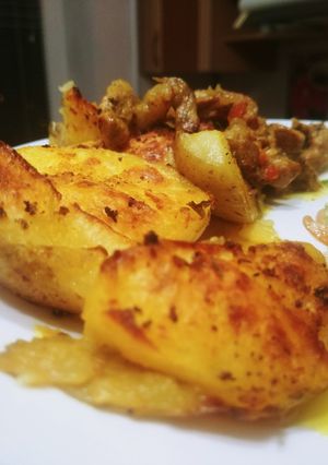 Картопля печена зі смаженим м'ясом