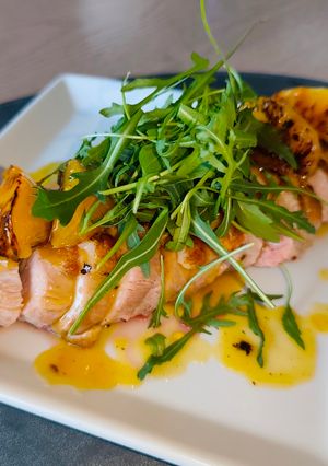 Качина грудка з грильованими апельсинами під апельсиновим соусом