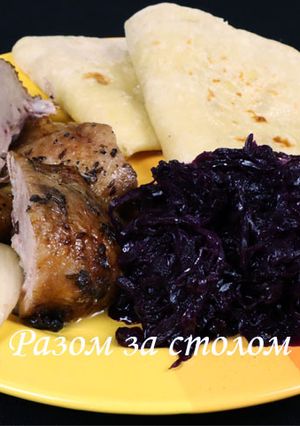 Качка в духовці, картопляні млинці та червона капуста