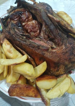 Качка запечена у рукаві з яблуками