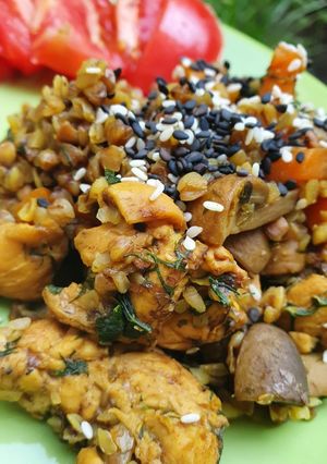 Кисло-солодка гречана каша з овочами та курочкою