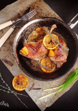 Качка в рукаві з яблуками, апельсинами та корицею