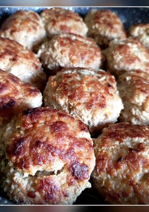 Котлети з яловичого фаршу з начинкою з морквяно-картопляного пюре